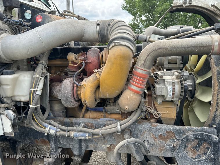 image for item EE7484 2005 Peterbilt 379 semi truck