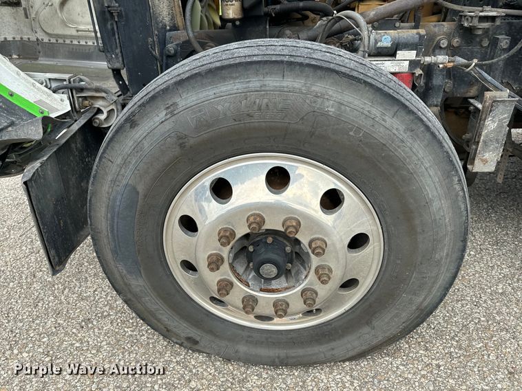 image for item EE7484 2005 Peterbilt 379 semi truck