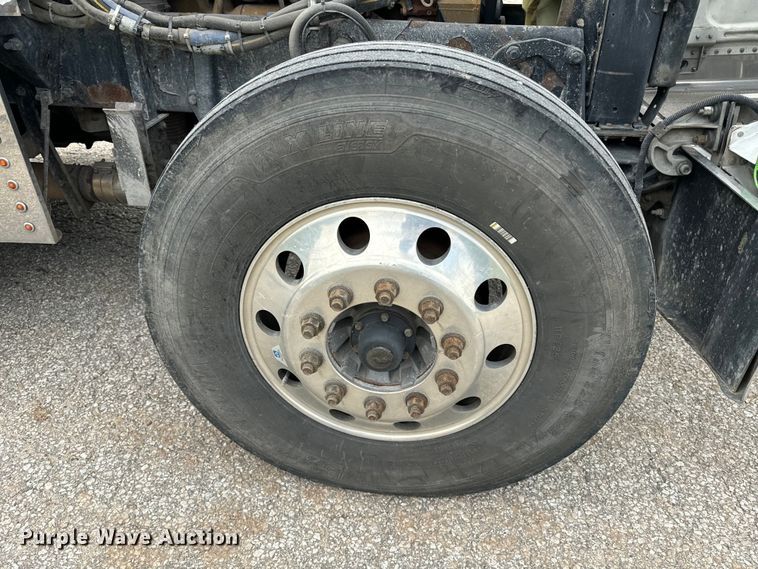 image for item EE7484 2005 Peterbilt 379 semi truck