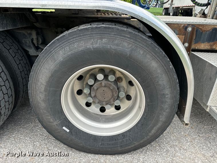 image for item EE7484 2005 Peterbilt 379 semi truck