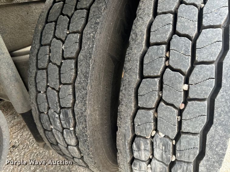 image for item EE7484 2005 Peterbilt 379 semi truck