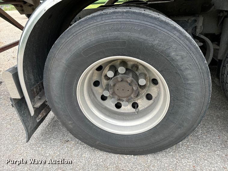 image for item EE7484 2005 Peterbilt 379 semi truck