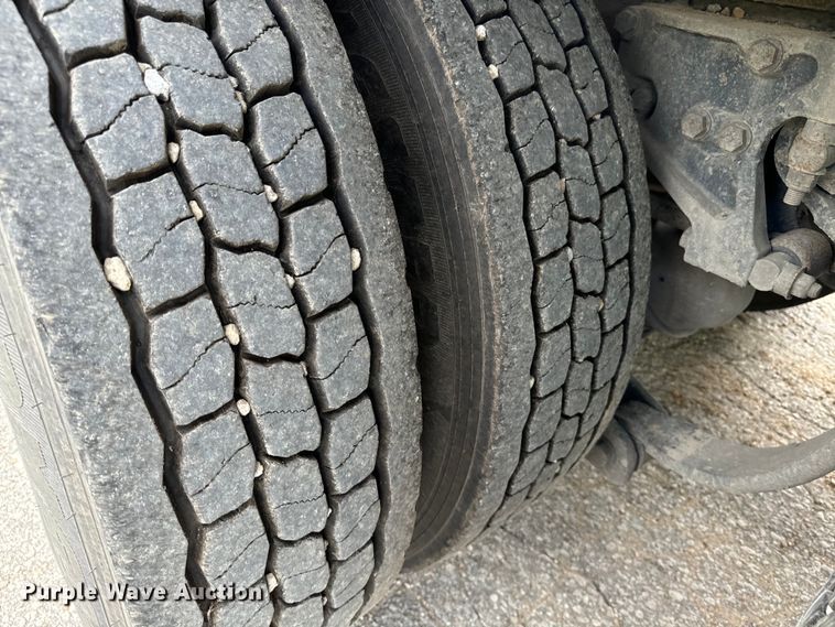 image for item EE7484 2005 Peterbilt 379 semi truck