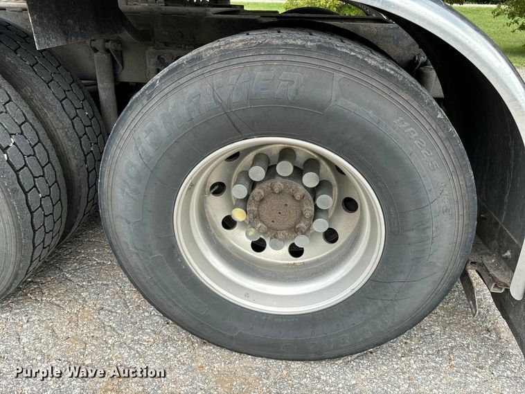 image for item EE7484 2005 Peterbilt 379 semi truck