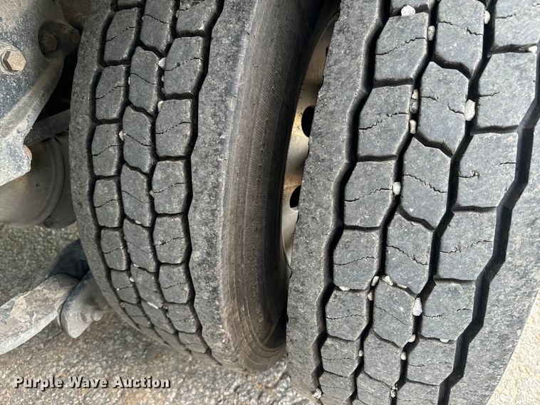 image for item EE7484 2005 Peterbilt 379 semi truck