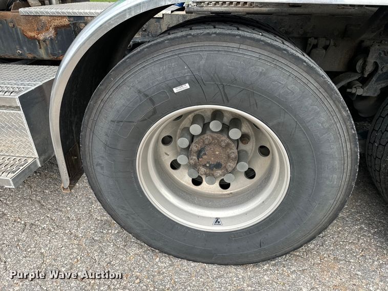 image for item EE7484 2005 Peterbilt 379 semi truck