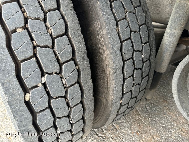 image for item EE7484 2005 Peterbilt 379 semi truck