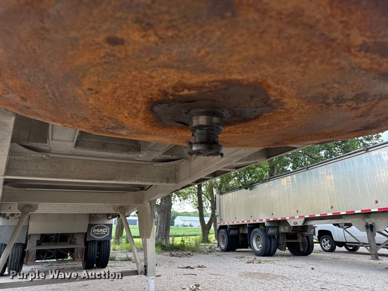 image for item EE7486 2011 Mac end dump trailer