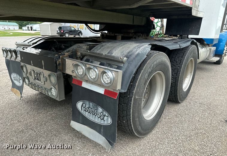 image for item EE7487 2001 Peterbilt 379 semi truck