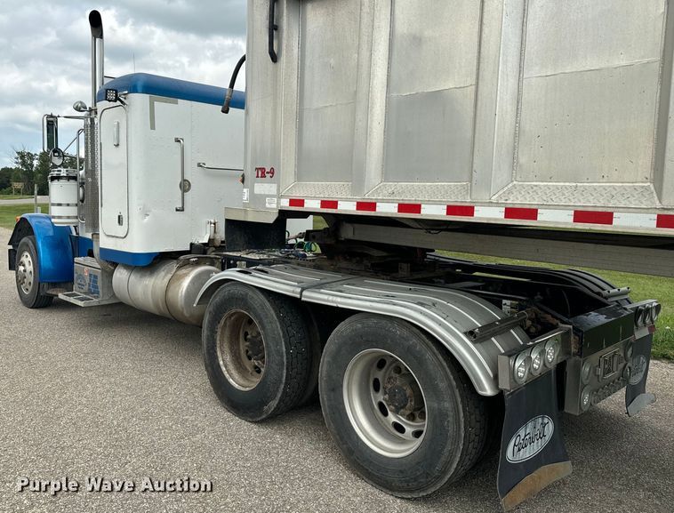 image for item EE7487 2001 Peterbilt 379 semi truck