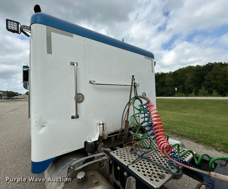 image for item EE7487 2001 Peterbilt 379 semi truck