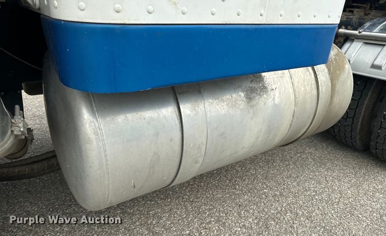 image for item EE7487 2001 Peterbilt 379 semi truck