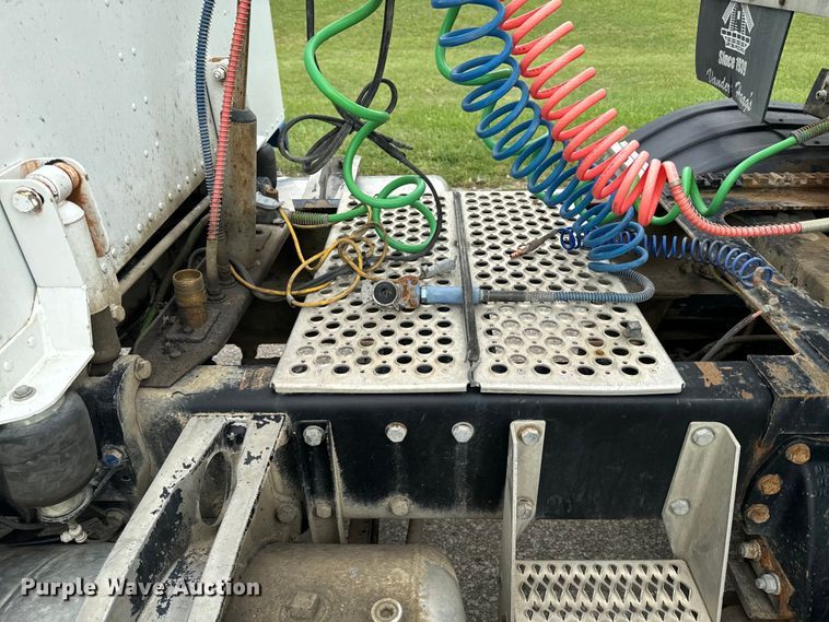 image for item EE7487 2001 Peterbilt 379 semi truck