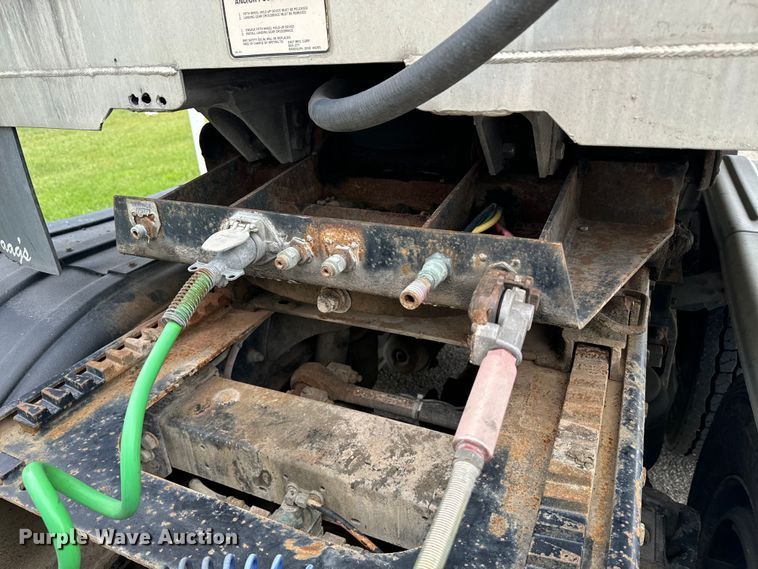 image for item EE7487 2001 Peterbilt 379 semi truck