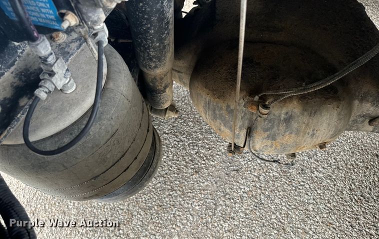 image for item EE7487 2001 Peterbilt 379 semi truck