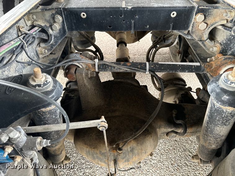 image for item EE7487 2001 Peterbilt 379 semi truck