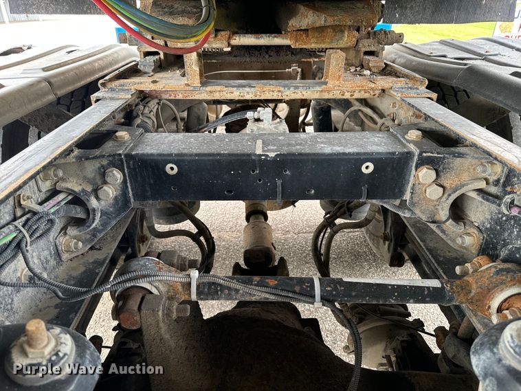 image for item EE7487 2001 Peterbilt 379 semi truck