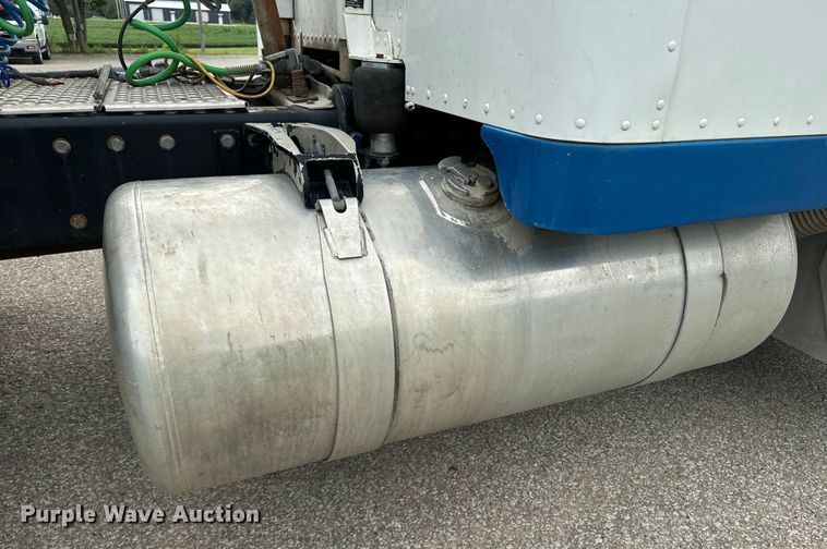 image for item EE7487 2001 Peterbilt 379 semi truck