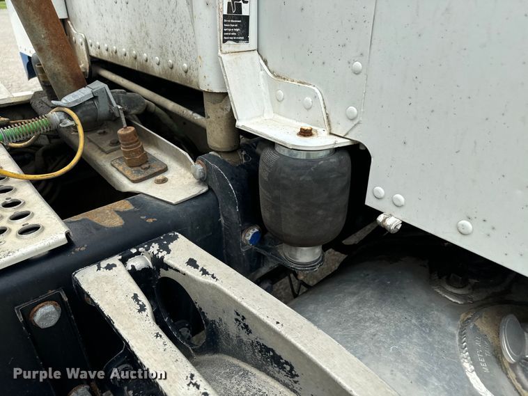 image for item EE7487 2001 Peterbilt 379 semi truck