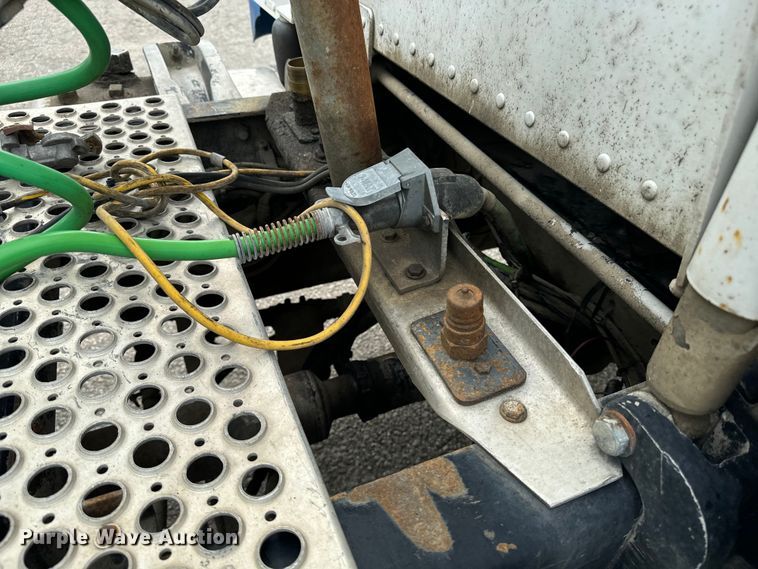 image for item EE7487 2001 Peterbilt 379 semi truck