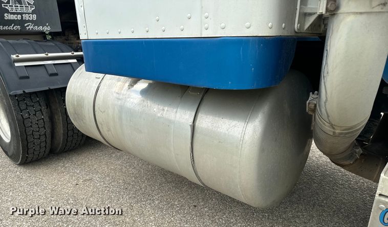 image for item EE7487 2001 Peterbilt 379 semi truck