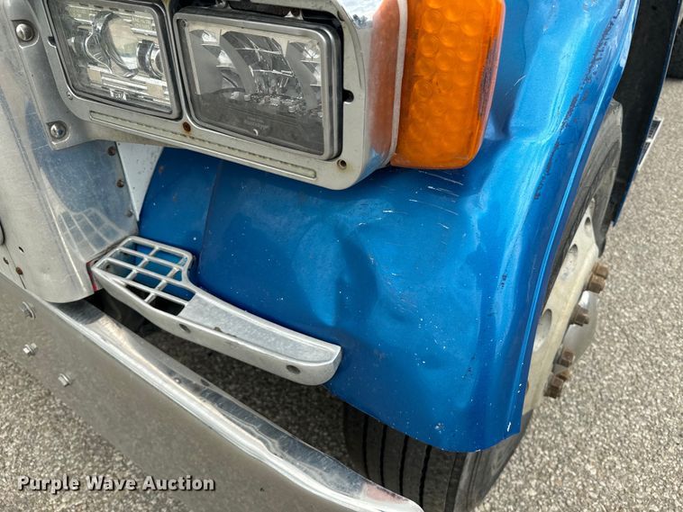 image for item EE7487 2001 Peterbilt 379 semi truck