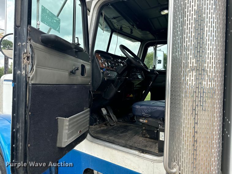 image for item EE7487 2001 Peterbilt 379 semi truck