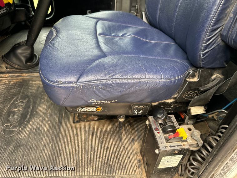 image for item EE7487 2001 Peterbilt 379 semi truck