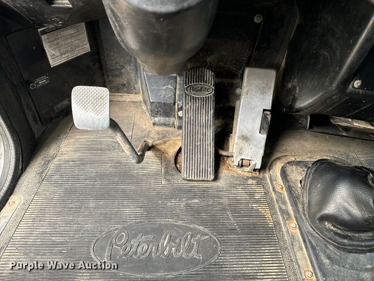 image for item EE7487 2001 Peterbilt 379 semi truck