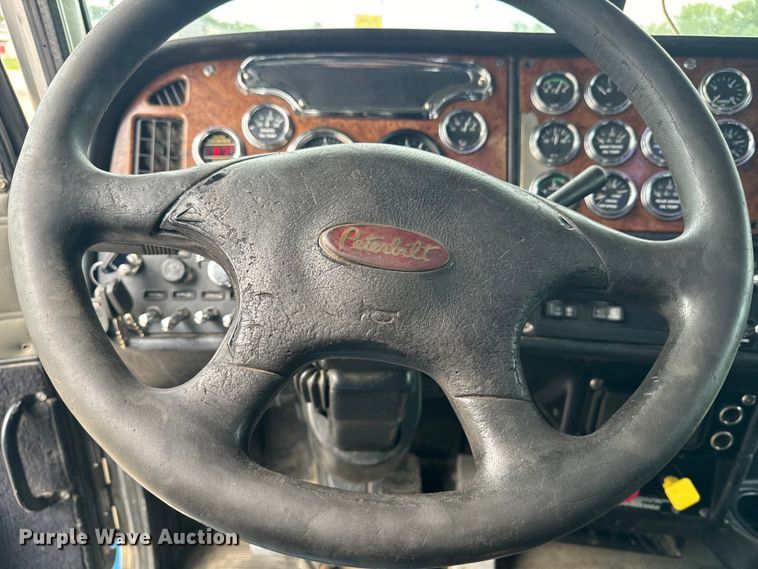 image for item EE7487 2001 Peterbilt 379 semi truck