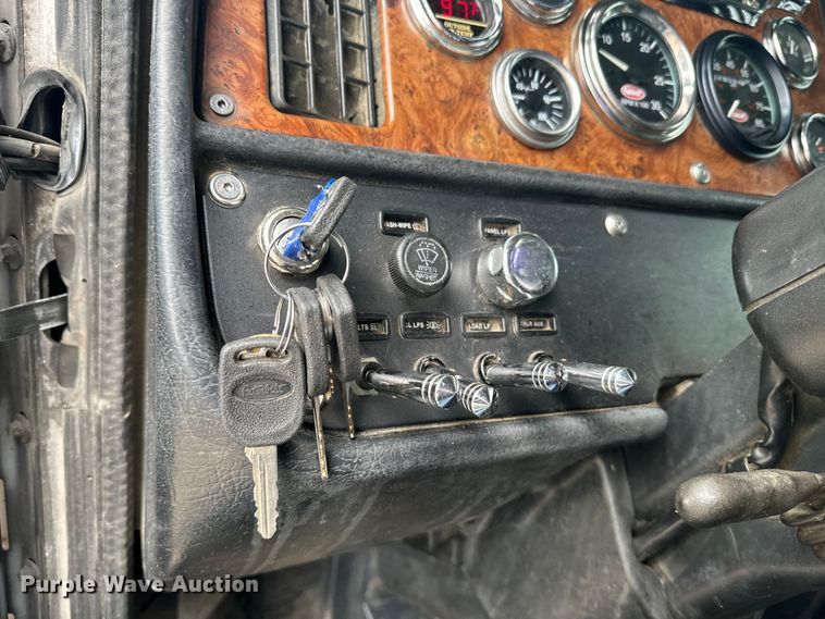 image for item EE7487 2001 Peterbilt 379 semi truck