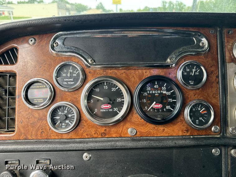 image for item EE7487 2001 Peterbilt 379 semi truck