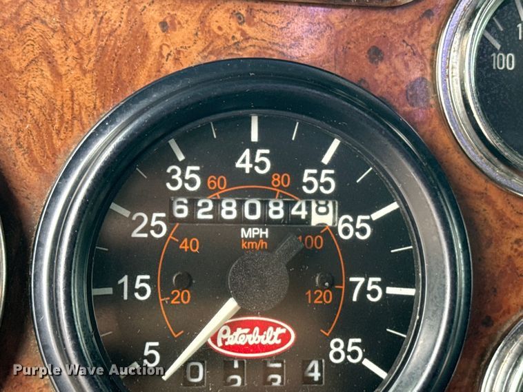 image for item EE7487 2001 Peterbilt 379 semi truck