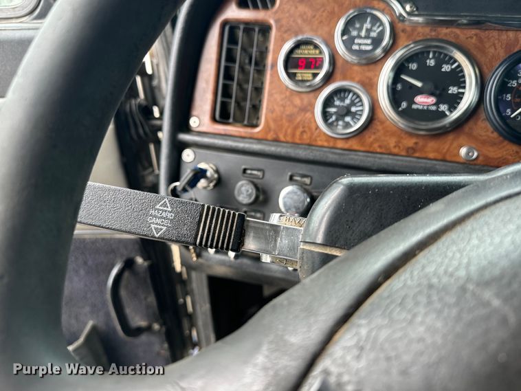 image for item EE7487 2001 Peterbilt 379 semi truck