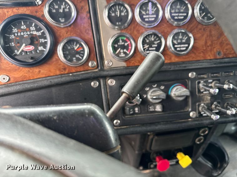 image for item EE7487 2001 Peterbilt 379 semi truck