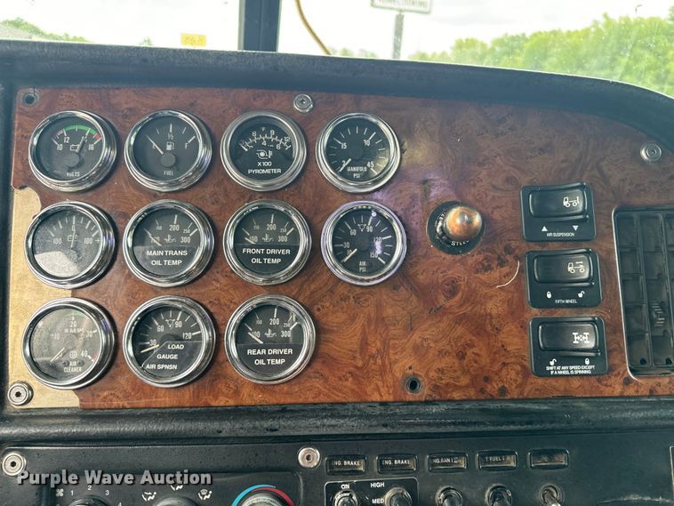 image for item EE7487 2001 Peterbilt 379 semi truck