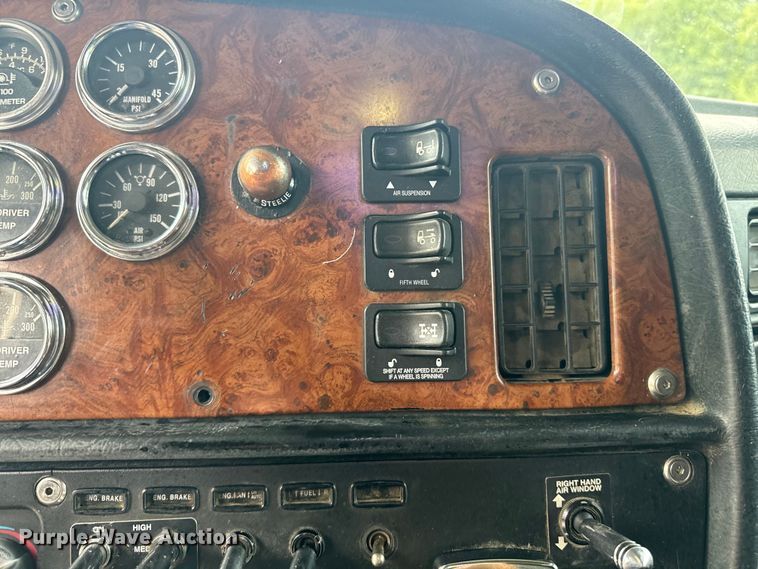 image for item EE7487 2001 Peterbilt 379 semi truck