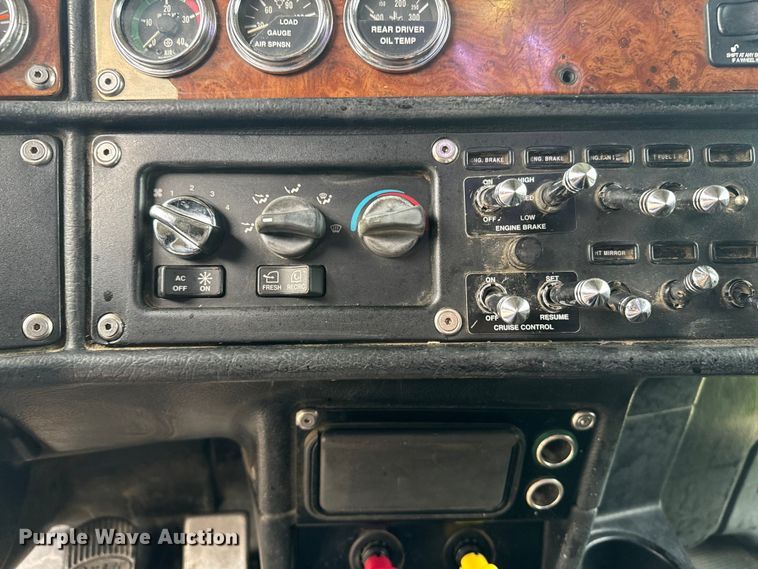 image for item EE7487 2001 Peterbilt 379 semi truck