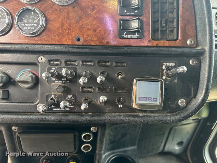 image for item EE7487 2001 Peterbilt 379 semi truck