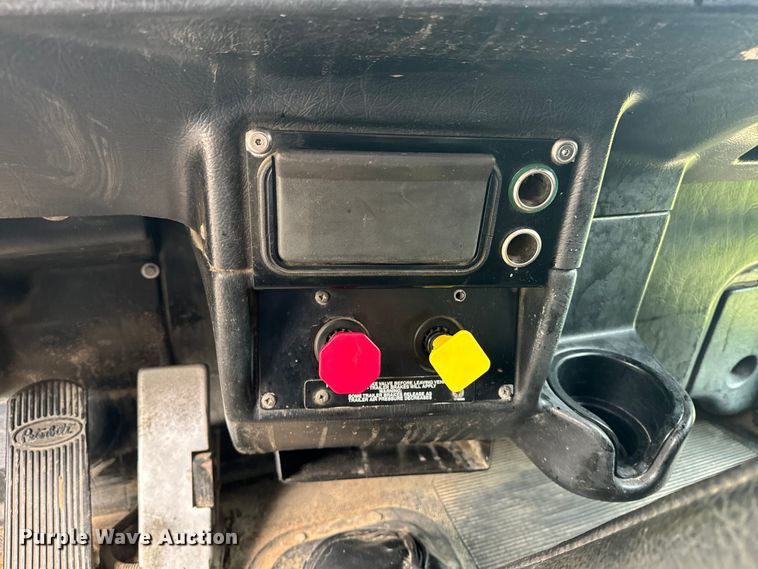 image for item EE7487 2001 Peterbilt 379 semi truck