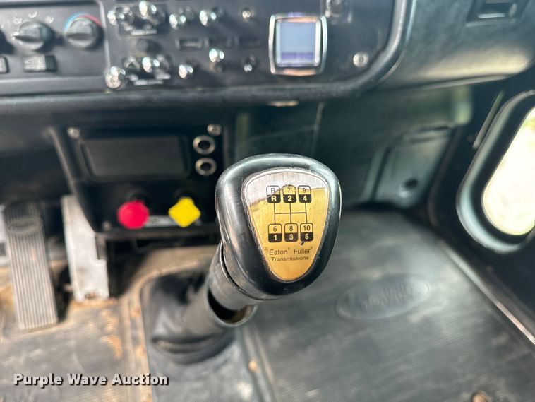 image for item EE7487 2001 Peterbilt 379 semi truck