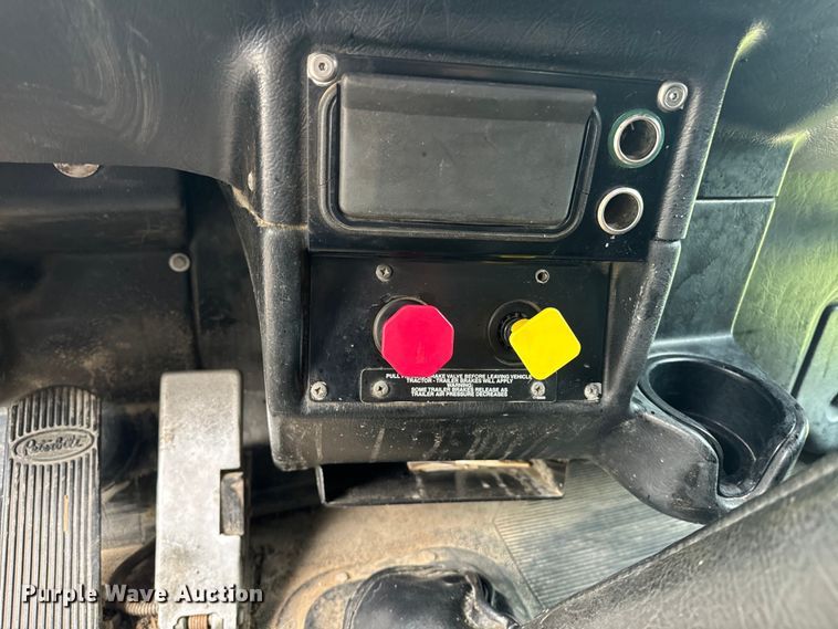 image for item EE7487 2001 Peterbilt 379 semi truck