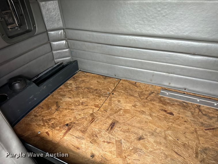 image for item EE7487 2001 Peterbilt 379 semi truck