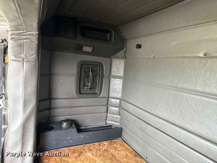 image for item EE7487 2001 Peterbilt 379 semi truck