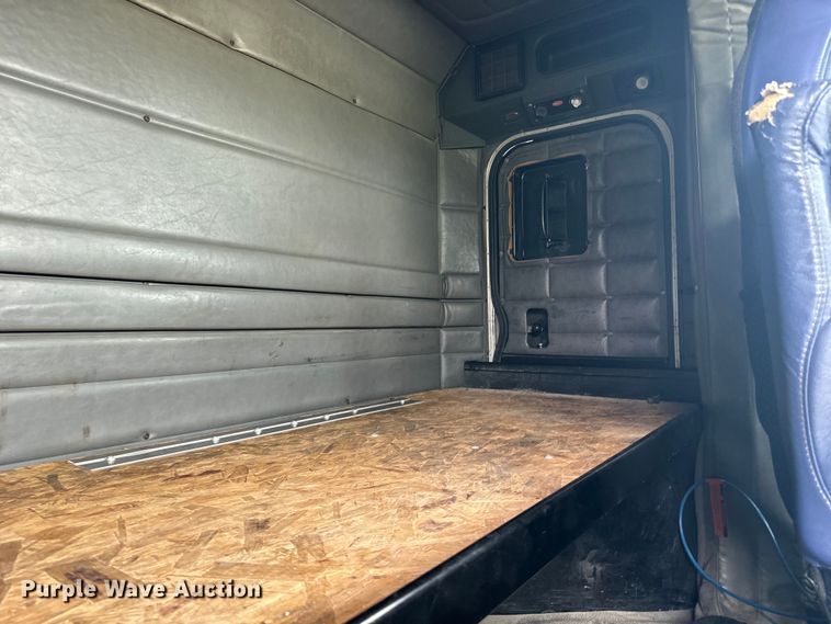 image for item EE7487 2001 Peterbilt 379 semi truck