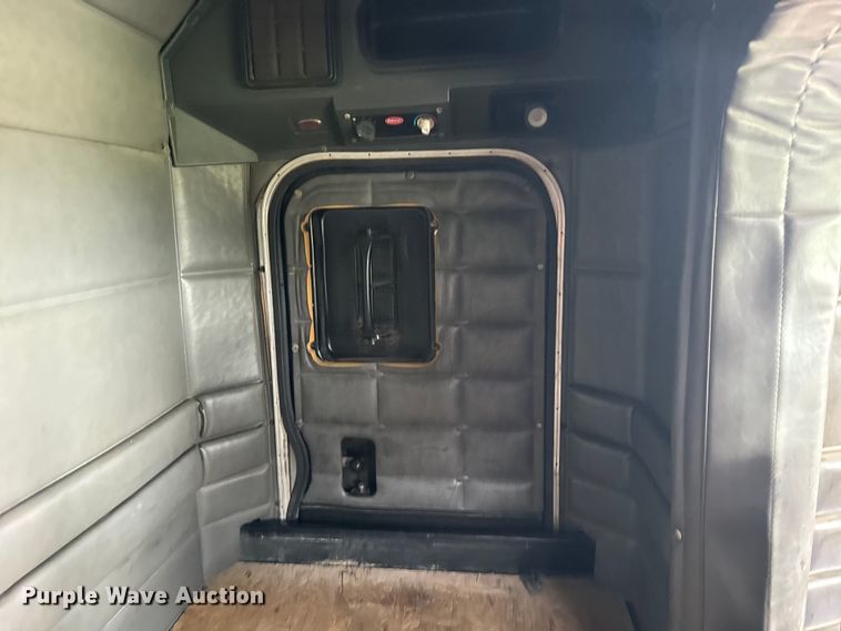 image for item EE7487 2001 Peterbilt 379 semi truck