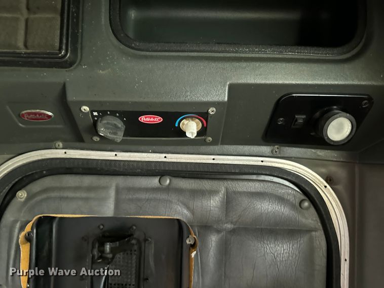 image for item EE7487 2001 Peterbilt 379 semi truck