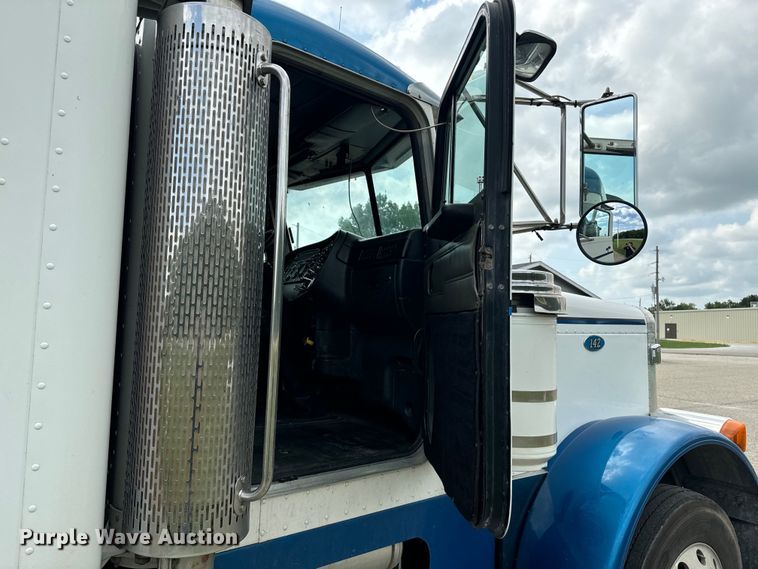 image for item EE7487 2001 Peterbilt 379 semi truck