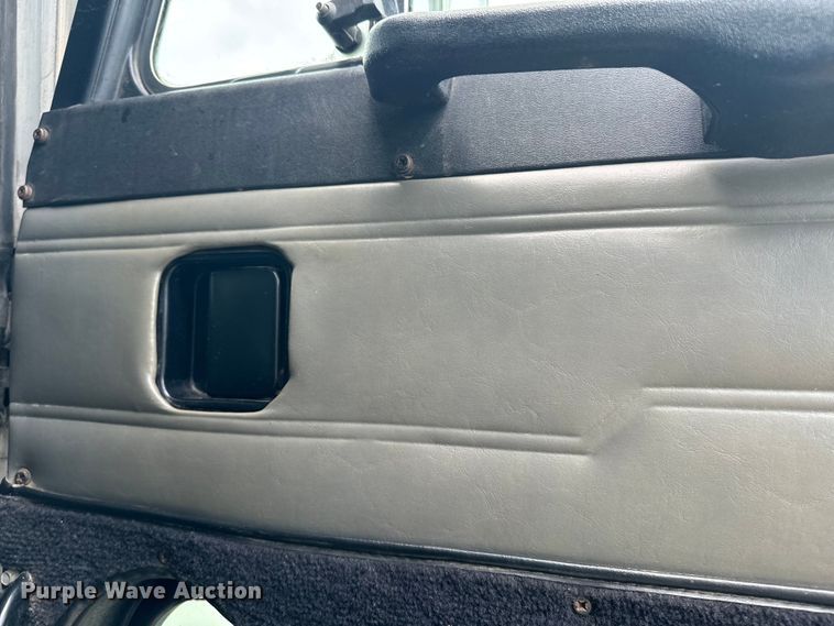 image for item EE7487 2001 Peterbilt 379 semi truck