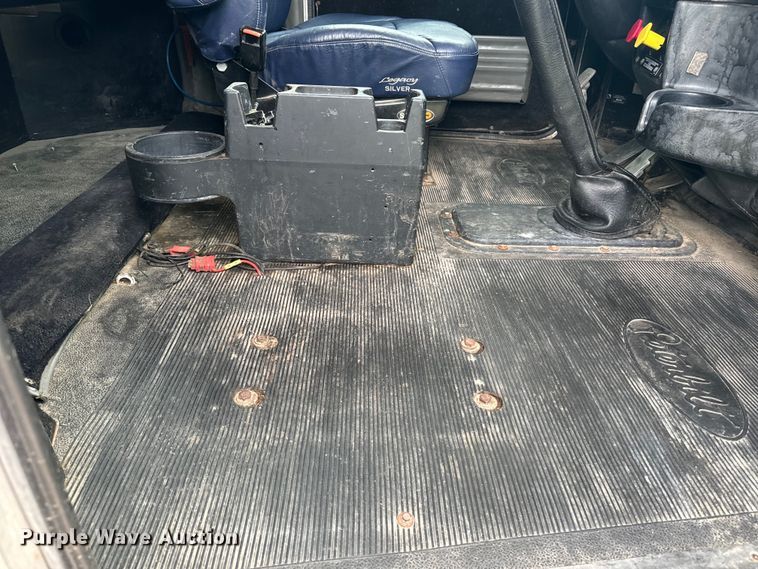 image for item EE7487 2001 Peterbilt 379 semi truck